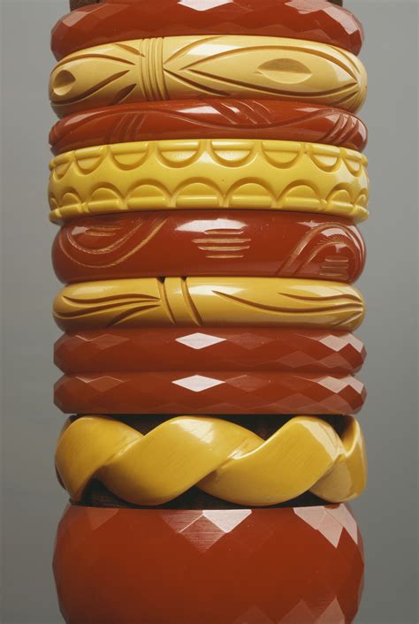 what is bakelite jewelry